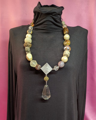 Bild 19, lange Ketten  -  Kette mit Glasklunker, 110 €