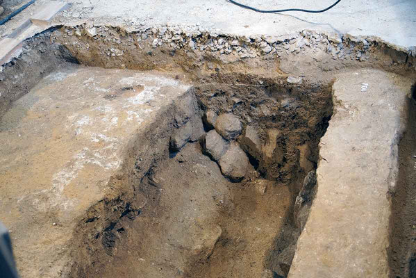 Fouilles archéologiques dans l'église de Jçalons - Phorgraphies Marcel Gilbaut