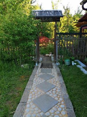 der fertige Weg zum Eingangstor
