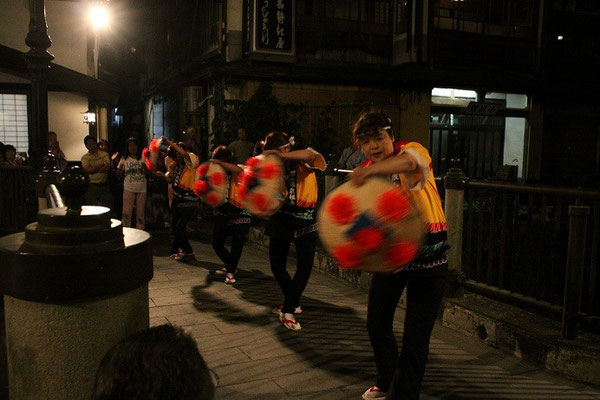 5月~10月まで毎週土曜夜 伝統花笠踊り披露