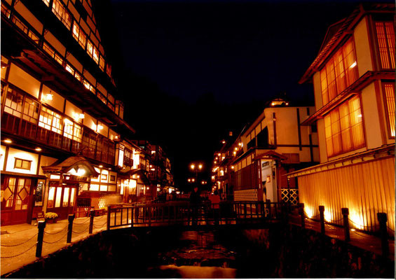 銀山温泉夜景 オレンジ色に染まる温泉街