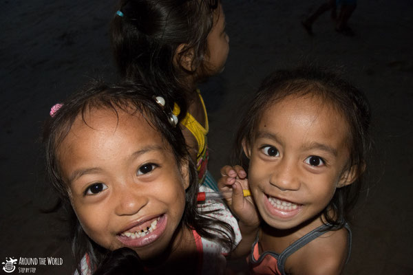 Childre in Calitang beach el nido palawan|aroundtheworldstepbystep.com