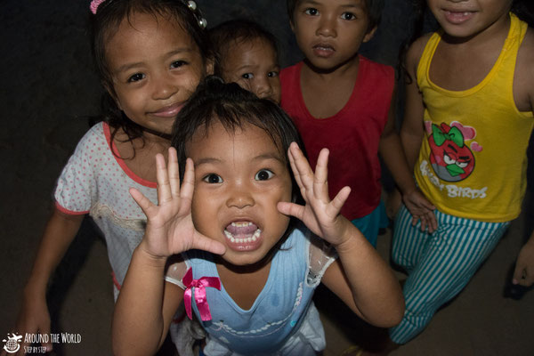 Childre in Calitang beach el nido palawan|aroundtheworldstepbystep.com