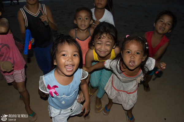 Childre in Calitang beach el nido palawan|aroundtheworldstepbystep.com