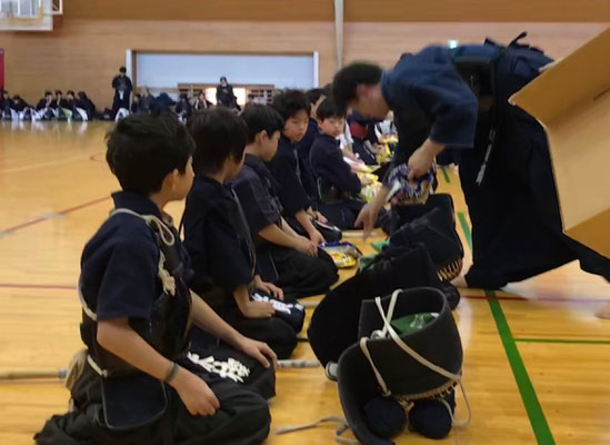 小学生に'お年玉'