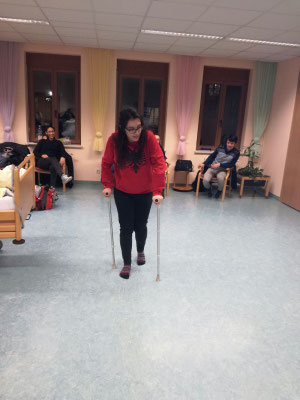 Die Gruppe A der 1. Klasse durfte Erfahrungen mit Mobilisationshilfsmitteln und Pflegehilfsmitteln machen.