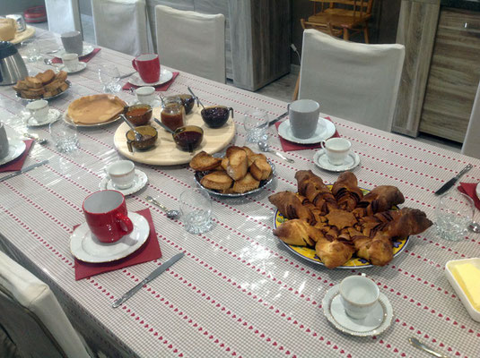 Petit-déjeuner gourmand près d'Arlempdes en Haute-Loire à la table d'hôtes la Freycenette