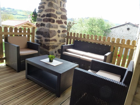 Profiter d'un apéritif sur la terrasse ou venez bouquiner en Haute-Loire