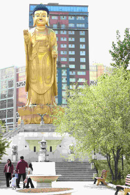 Stehender Riesenbuddha in einem Nedubauviertel von Ulan Bator, ein Geschenk aus Südkorea