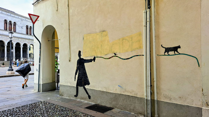 Streetart: Schwarze Figur mit Zylinder und Katze