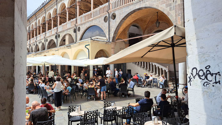 Café auf Platz
