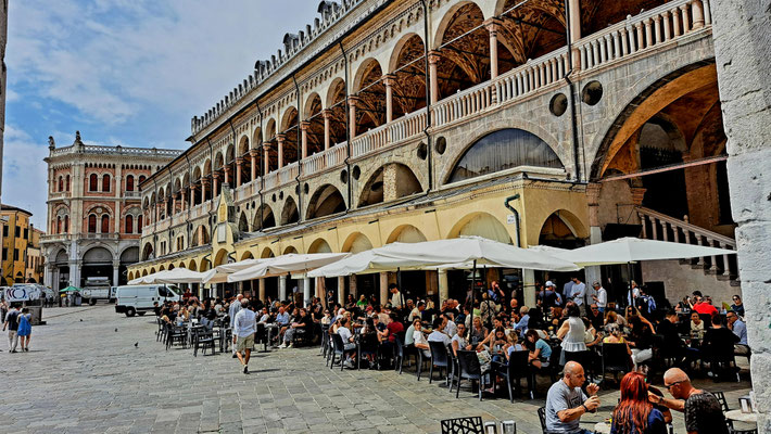 Café mit Sonnenschirmen