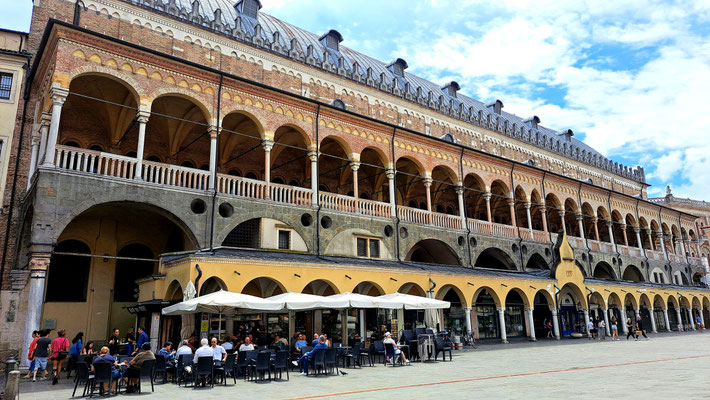 Café auf Platz
