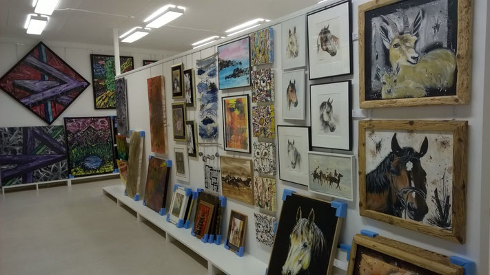 Sowohl Firmenkunden als auch Private finden im neuen Showroom in Weite eine grosse Auswahl an internationaler Kunst.