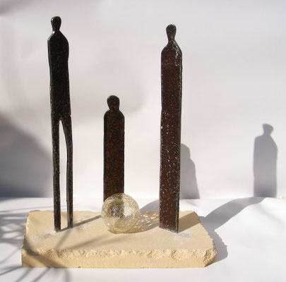 „ We are family “, 2011, 4-teiliges Kunstwerk - drei Figuren aus Eisen, Kristallkugel, - signiert 