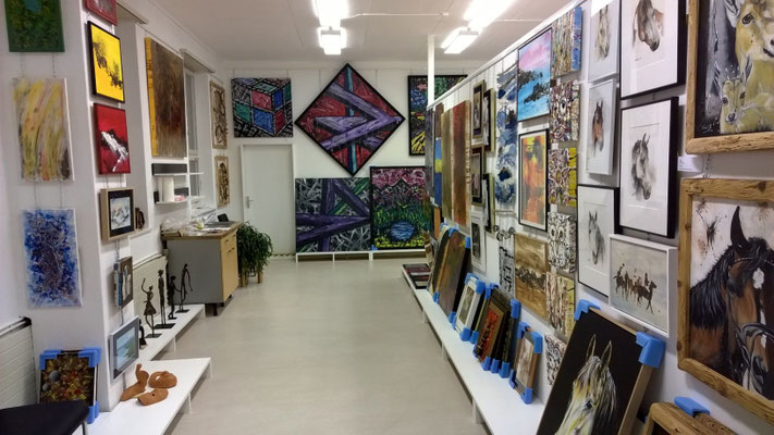 Sowohl Firmenkunden als auch Private finden im neuen Showroom in Weite eine grosse Auswahl an internationaler Kunst.