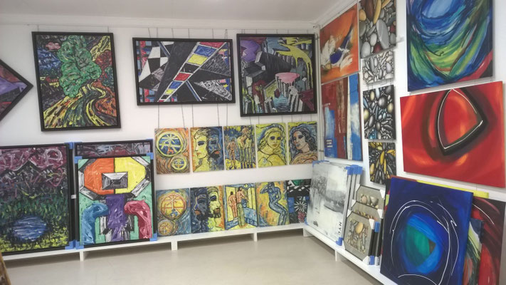 Sowohl Firmenkunden als auch Private finden im neuen Showroom in Weite eine grosse Auswahl an internationaler Kunst.