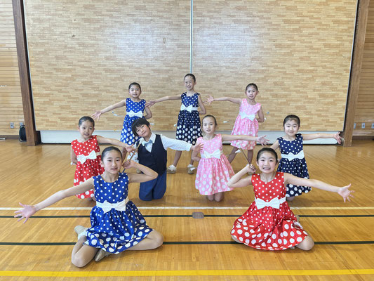 <div style=" font-size:10px; font-weight:bold;"> リトルスターバトン名取 <br />小学生が音楽に合わせてバトントワリングを披露します</div>
