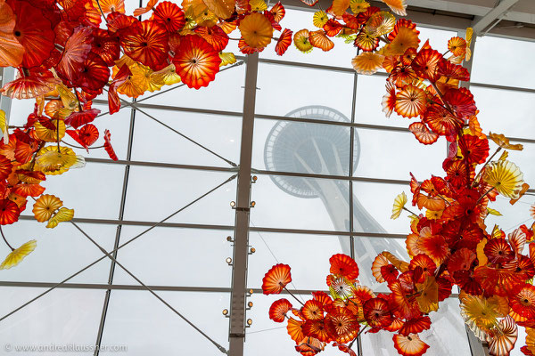 Seattle, Blick auf die Space Needle von Chihuly Garden & Glass / Seattle, view of Space Needle from Chihuly Garden & Glass