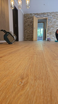 Renoviertes Altbauzimmer mit warmem Vinylboden in Laminatoptik