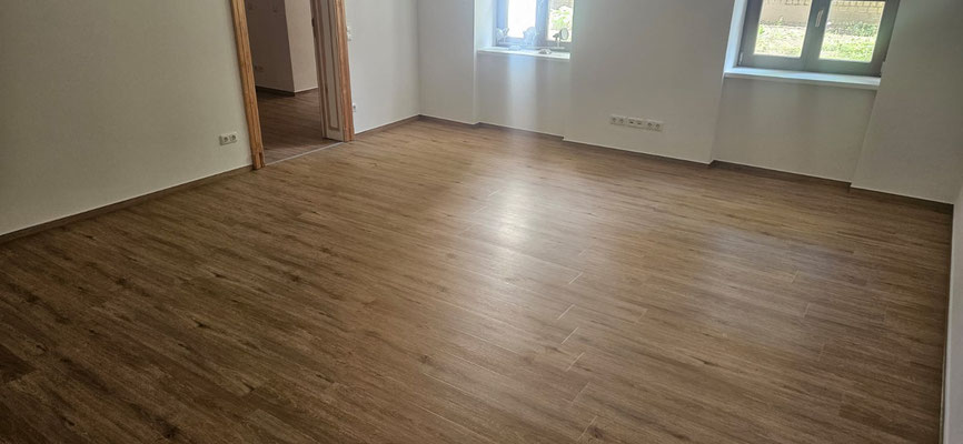 Altbau neu gestaltet: Vinylboden im Holz-Look