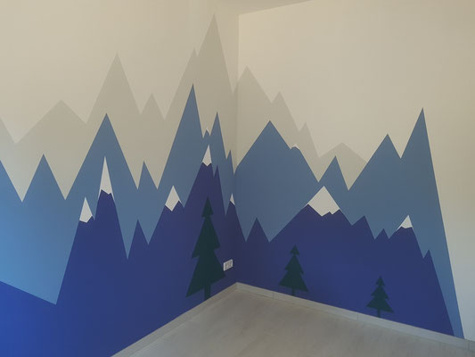 Kinderzimmer mit klarer, gradliniger Eisberg-Wandgestaltung, die den Raum modern und freundlich wirken lässt.