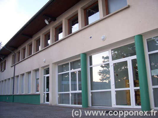 Garderie, bibliothèque, cantine et à l'étage la salle polyvalente