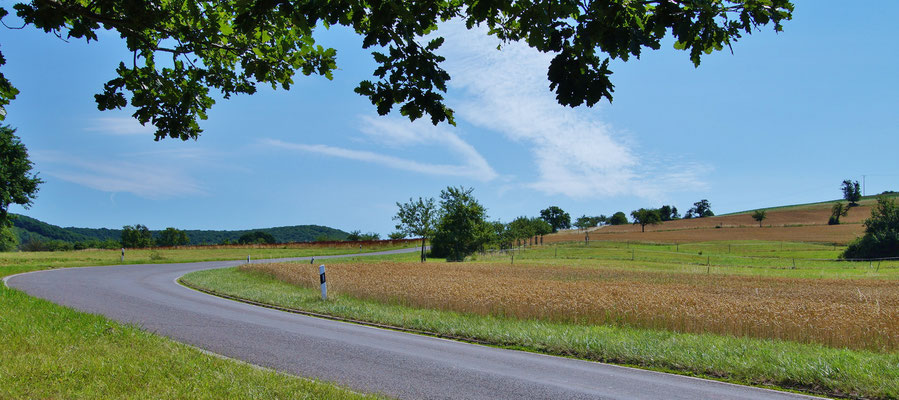 Eine Straße schlängelt sich durch die Lande