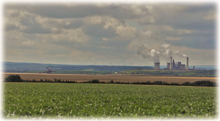 Der Blick auf das Kohlekraftwerk Weisweiler