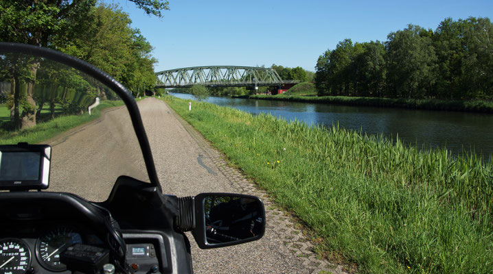 Die Landstraße verläuft parallel zum Kanal