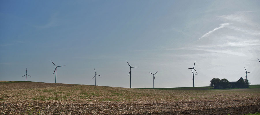 Weite Felder, Windkraftanlagen sorgen für alternative Energie