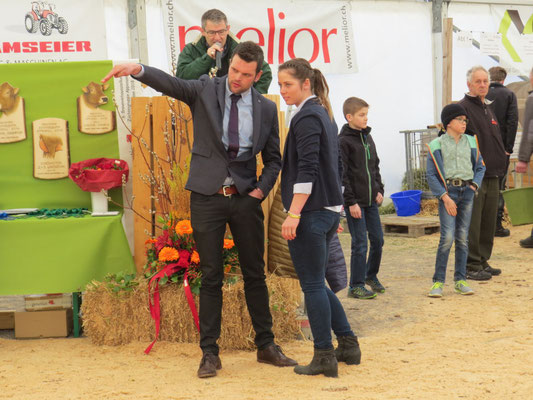 Braunviehkönigin Patrizia in besprechung mit Richter Dani