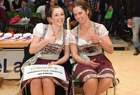 Die zwei Ehrendamen Nicole Manser und Braunviehkönigin Patrizia an der IGBS Ausstellung 2019