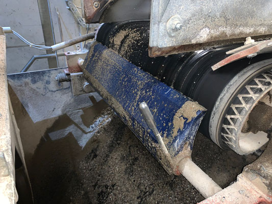  Our cleaner provides effective belt cleaning.