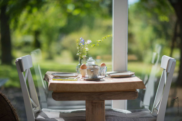 Ontbijt met uitzicht op de tuin