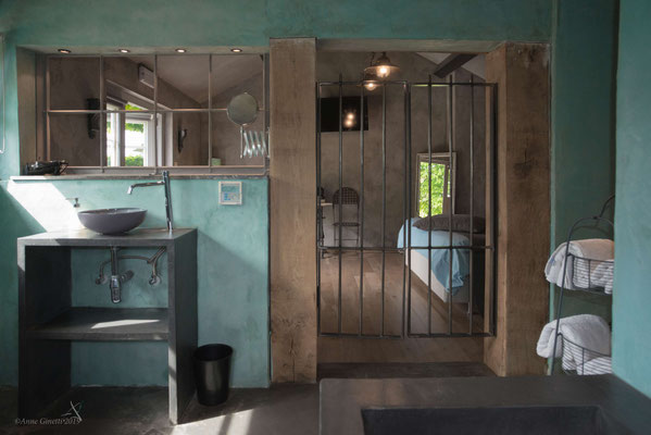 Blick vom Badezimmer ins Schlafzimmer