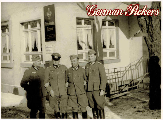 AK / Foto - Wehrmacht Soldaten vor einem Gasthaus - Königsbacher Glasschild / Emailschild - 2. Weltkrieg