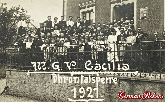 AK / Foto - MGV Cäcilia vor Gasthaus an der Dhrontalsperre mit Emailschild der Königsbacher im Hintergrund von 1921