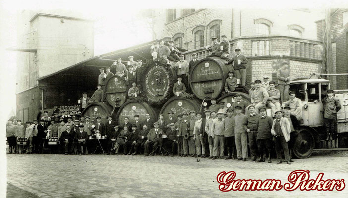 AK / Foto - Mitarbeiter posieren vor der Schultheis Brauerei vom Rhein in Weissenthurm - bei Koblenz um 1930