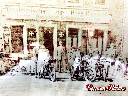 AK / Foto - Motorradfahrer zur Rast Gastwirtschaft zur Burg Rheineck - jeweils Königsbacher Glasschilder um 1930