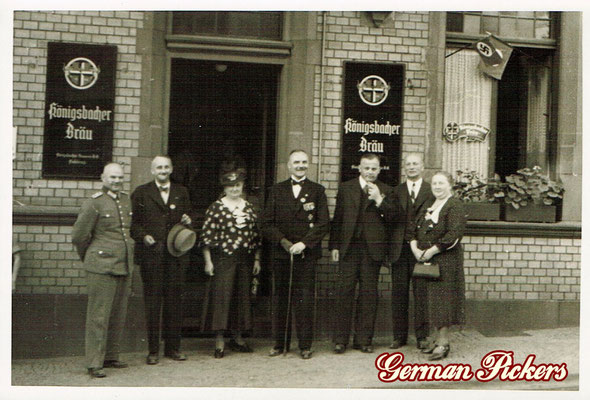 AK / Foto Soldaten im 2. Weltkrieg vor Wirtshaus - Hinterglasschild der Königsbacher Brauerei / Bräu