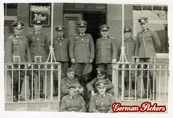 AK / Foto Soldaten im 2. Weltkrieg vor Wirtshaus - Hinterglasschild der Königsbacher Brauerei / Bräu
