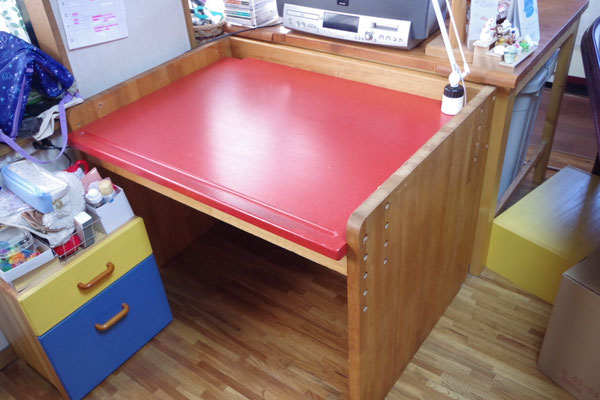 成長に合わせて高さを変えられる学習机