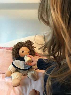 Zoe mit ihrem Puppenkind (30er Größe)