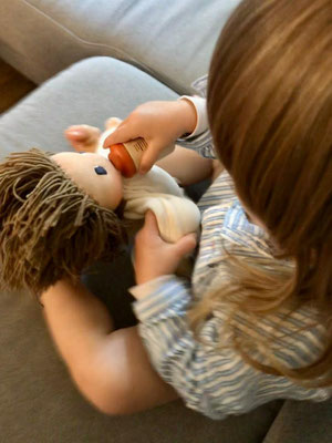  Zoe mit ihrem Puppenkind (30er Größe)