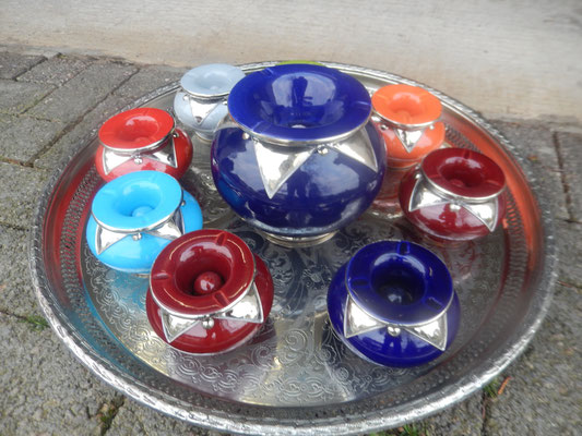 Keramik in leuchtende Farben mit Metallverzierungen