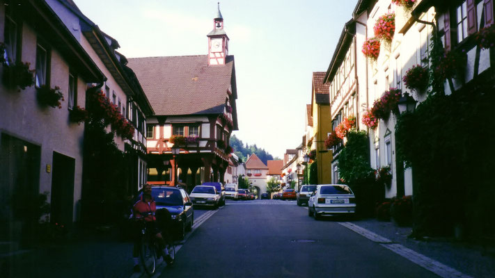 Ein kleiner Stadtbummel in Mühlheim zeigt überall niedliche, freundliche, blumengeschmückte Häuser, Winkel und Treppen.