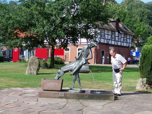 Am Münchhausen-Museum in Bodenwerder