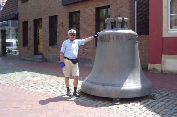 Eine große Glocke vor der Glockengießerei in Gescher