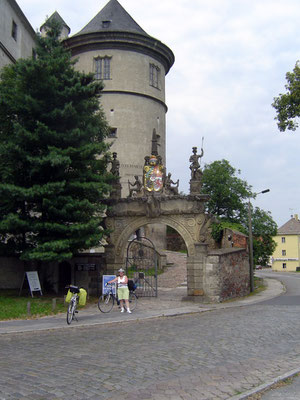 Wir verlassen das Schloss durch ein mächtiges Portal zum Elbeufer hin.